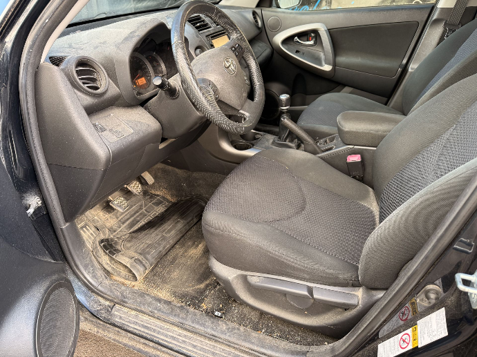 intérieur de voiture très sale avant lavage auto