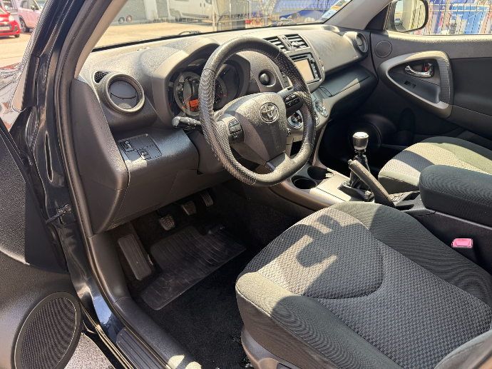 intérieur de voiture très sale aprés lavage voiture