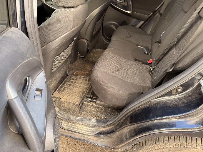 intérieur de voiture très sale avant nettoyage auto