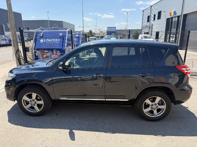 extérieur de voiture très sale après nettoyage auto