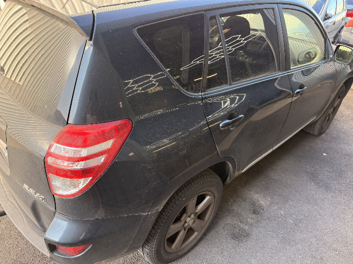 extérieur de voiture très sale avant nettoyage auto