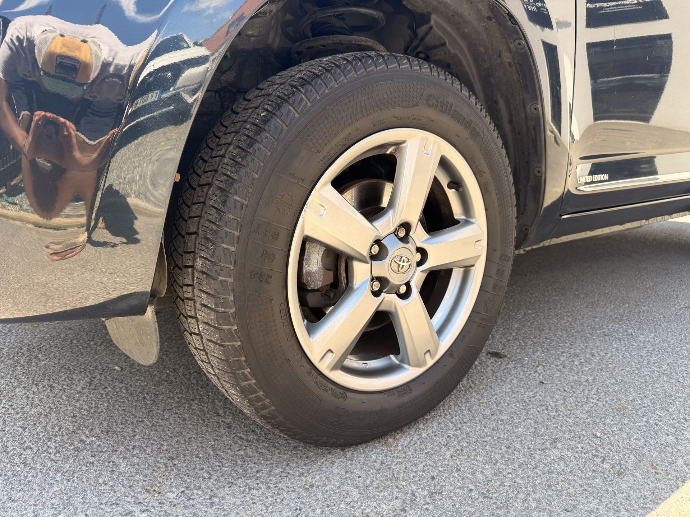 jante de voiture très sale aprés nettoyage auto