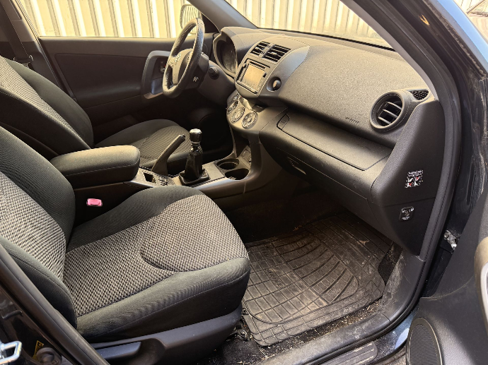 intérieur de voiture très sale avant lavage voiture