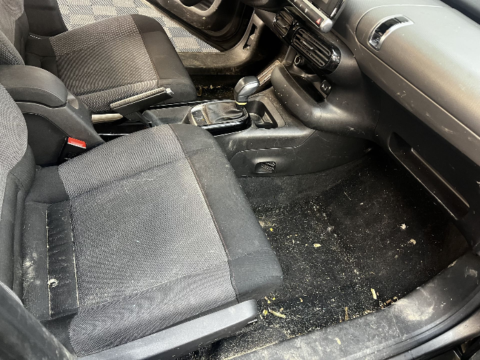 Véhicule avant lavage auto intérieur