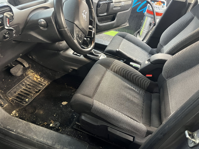 véhicule très sale avant lavage complet intérieur