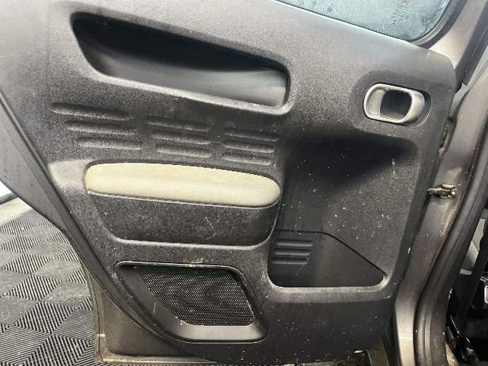 plastique voiture très sale avant lavage auto intérieur