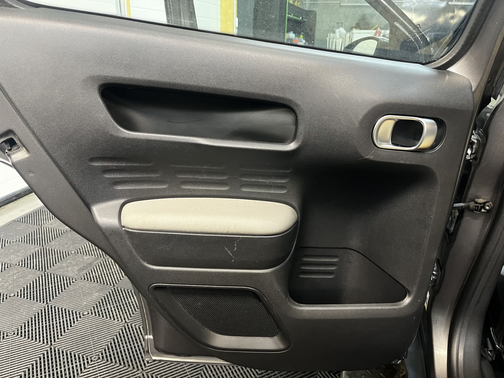 Plastique intérieur tout propre après nettoyage auto à Nantes