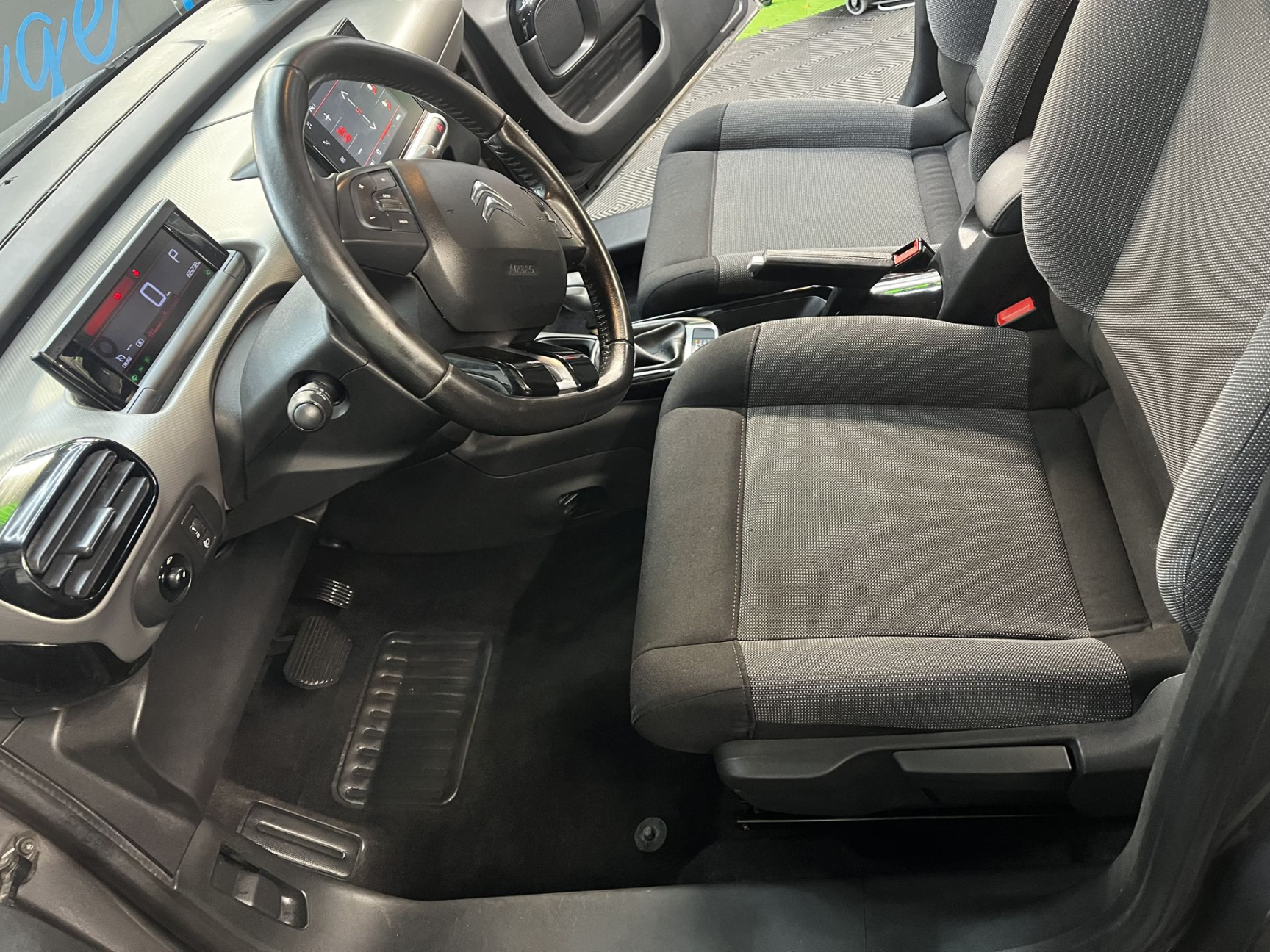 intérieur voiture toute propre après nettoyage auto à Nantes