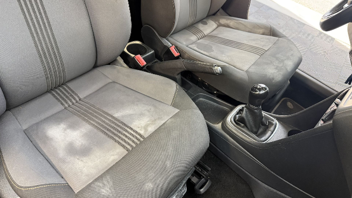 bicarbonate de soude sur siège avant nettoyage auto