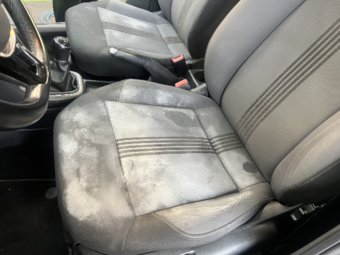 siège taché avant nettoyage auto
