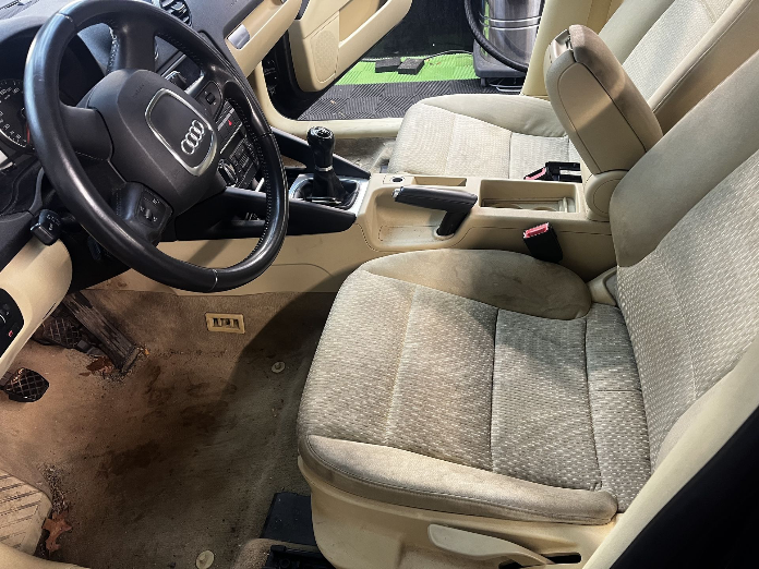 siège conducteur taché avant nettoyage auto