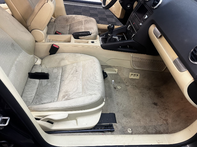 siège passé taché avant nettoyage auto