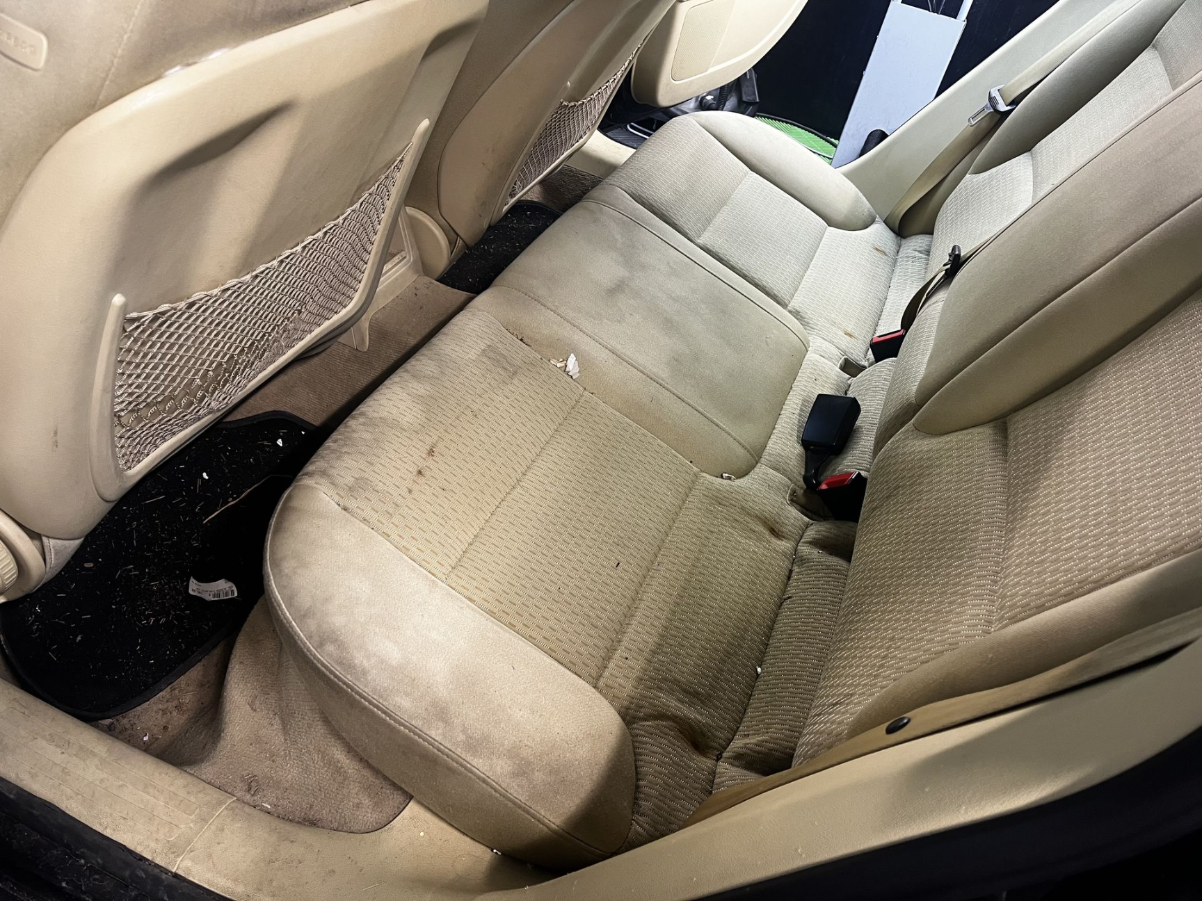 banquette arrière voiture avant nettoyage auto
