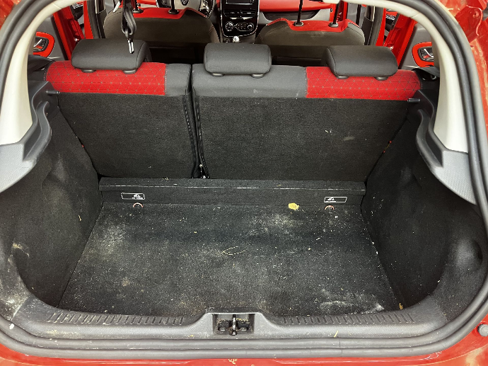 coffre voiture avant lavage voiture