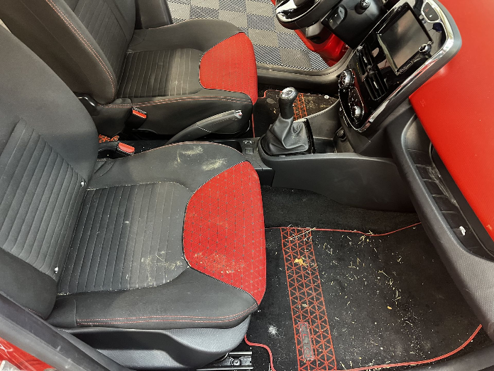 voiture très sale avant lavage auto nantes