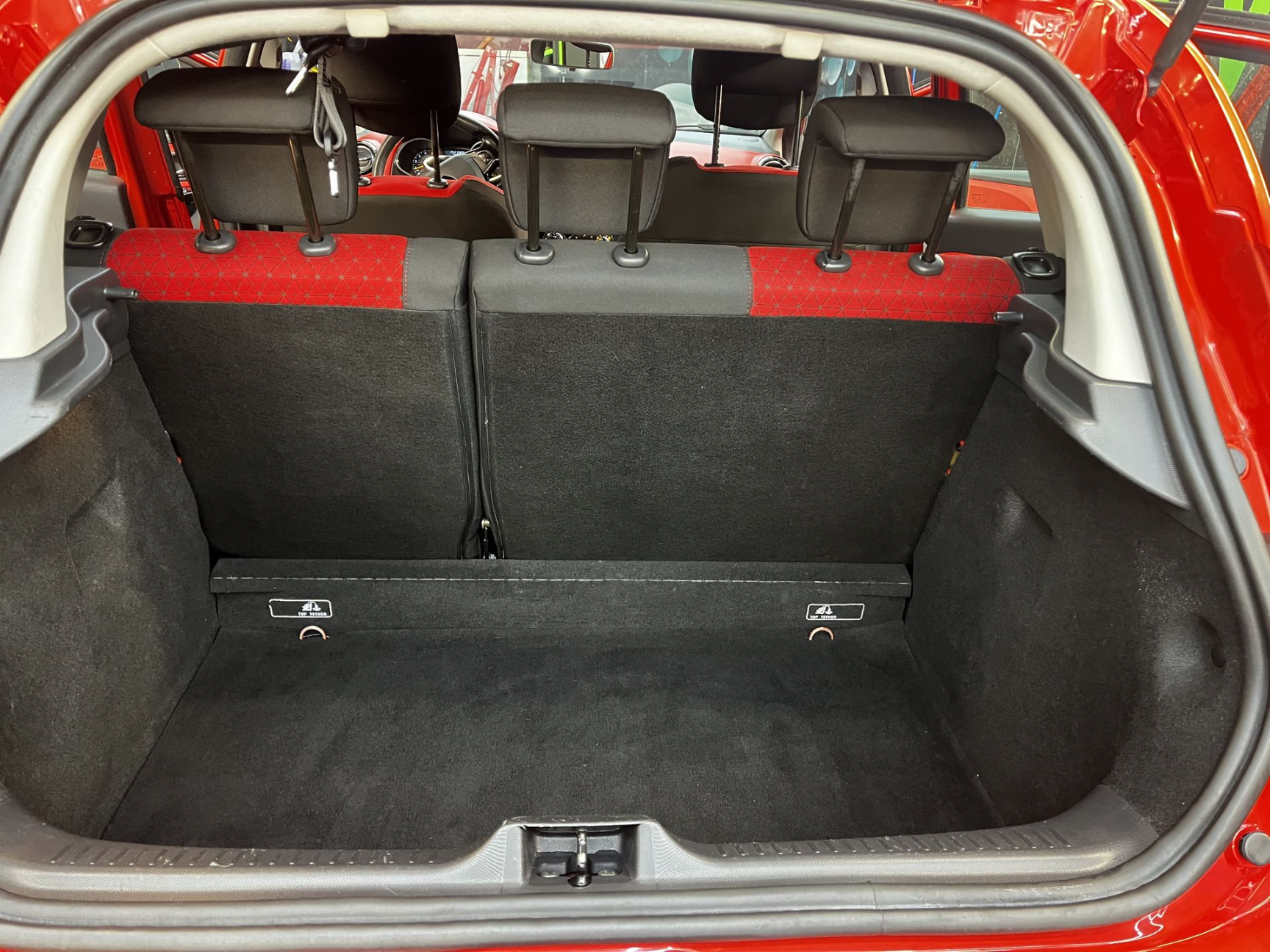 coffre voiture après lavage approfondi voiture