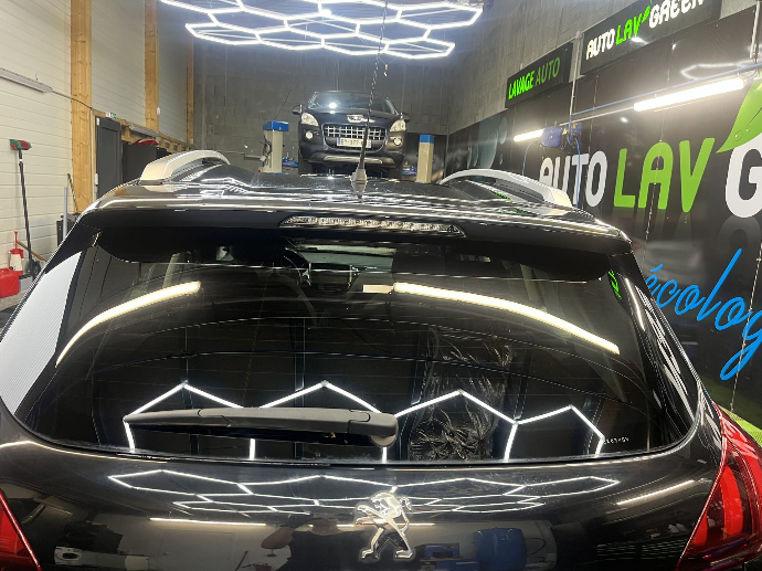 Carrosserie après lavage automobile professionnel chez AutoLavGreen à Saint-Herblain : peinture nettoyée, saletés éliminées et carrosserie propre avec finition brillante.