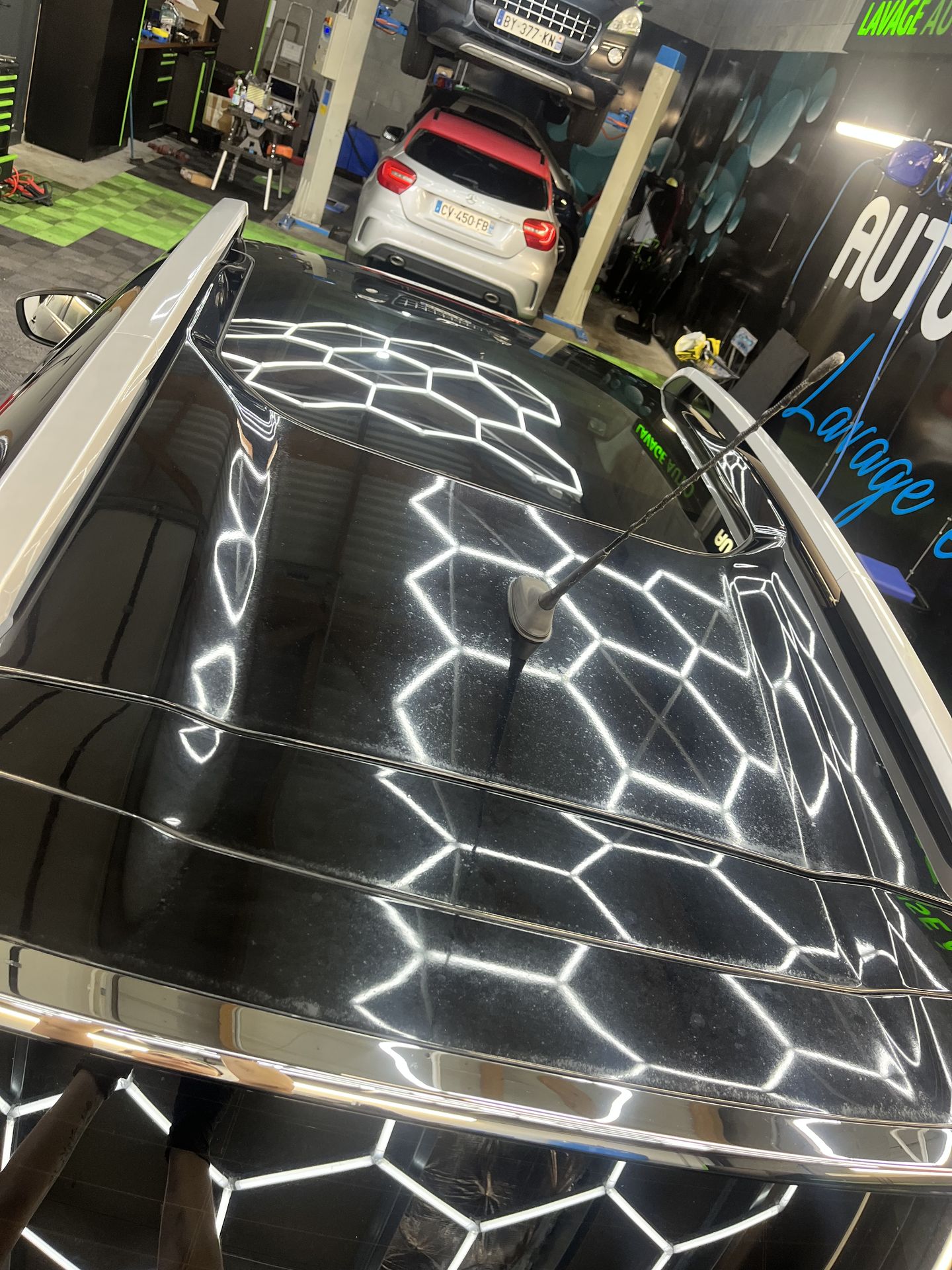 Résultat après nettoyage en profondeur de la carrosserie chez AutoLavGreen près de Nantes et Atlantis : surface débarrassée des saletés et peinture retrouvant un aspect propre et brillant.