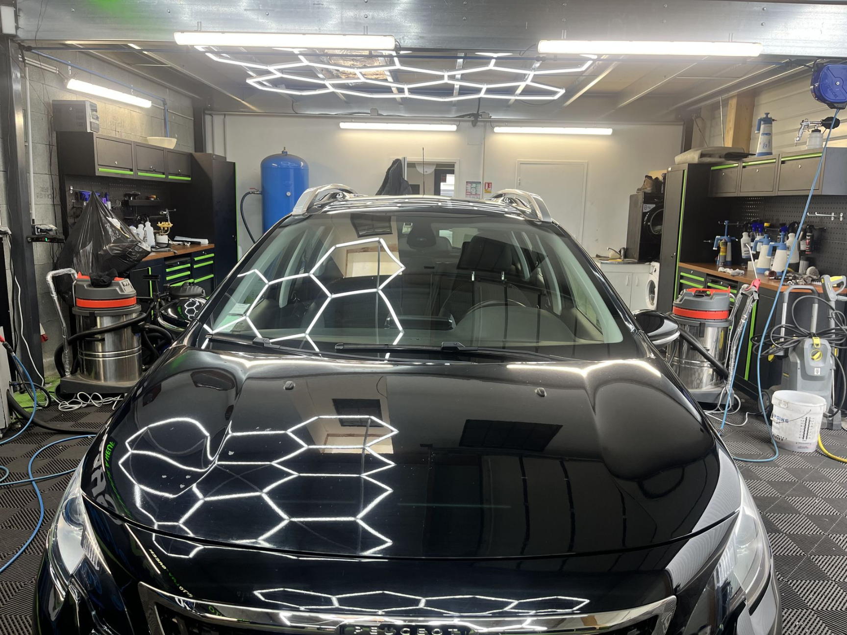 Après nettoyage extérieur professionnel du véhicule à Saint-Herblain près de Nantes : carrosserie propre, contaminants éliminés et finition soignée pour retrouver l'éclat de la peinture.