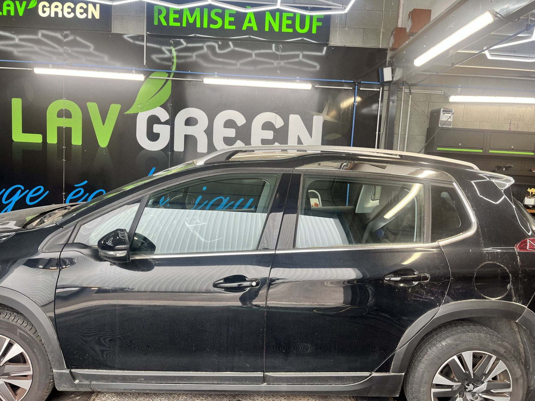 Gros plan avant lavage d'une carrosserie très encrassée avec dépôts et saletés incrustées, prise en charge pour un nettoyage automobile professionnel chez AutoLavGreen à Saint-Herblain.