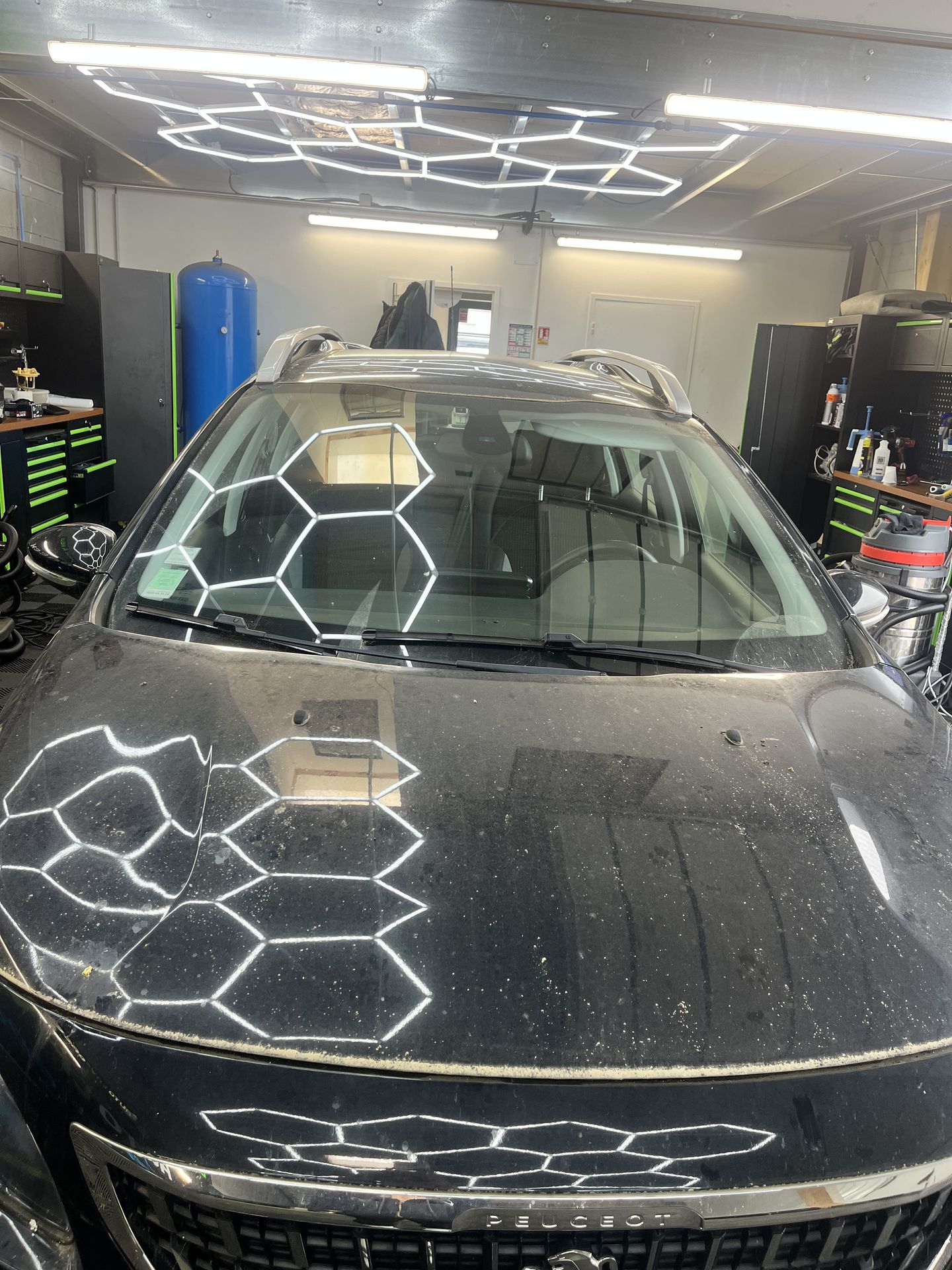 Avant nettoyage extérieur d'une voiture très sale chez AutoLavGreen à Saint-Herblain : carrosserie encrassée nécessitant un lavage approfondi et un traitement adapté aux salissures présentes.