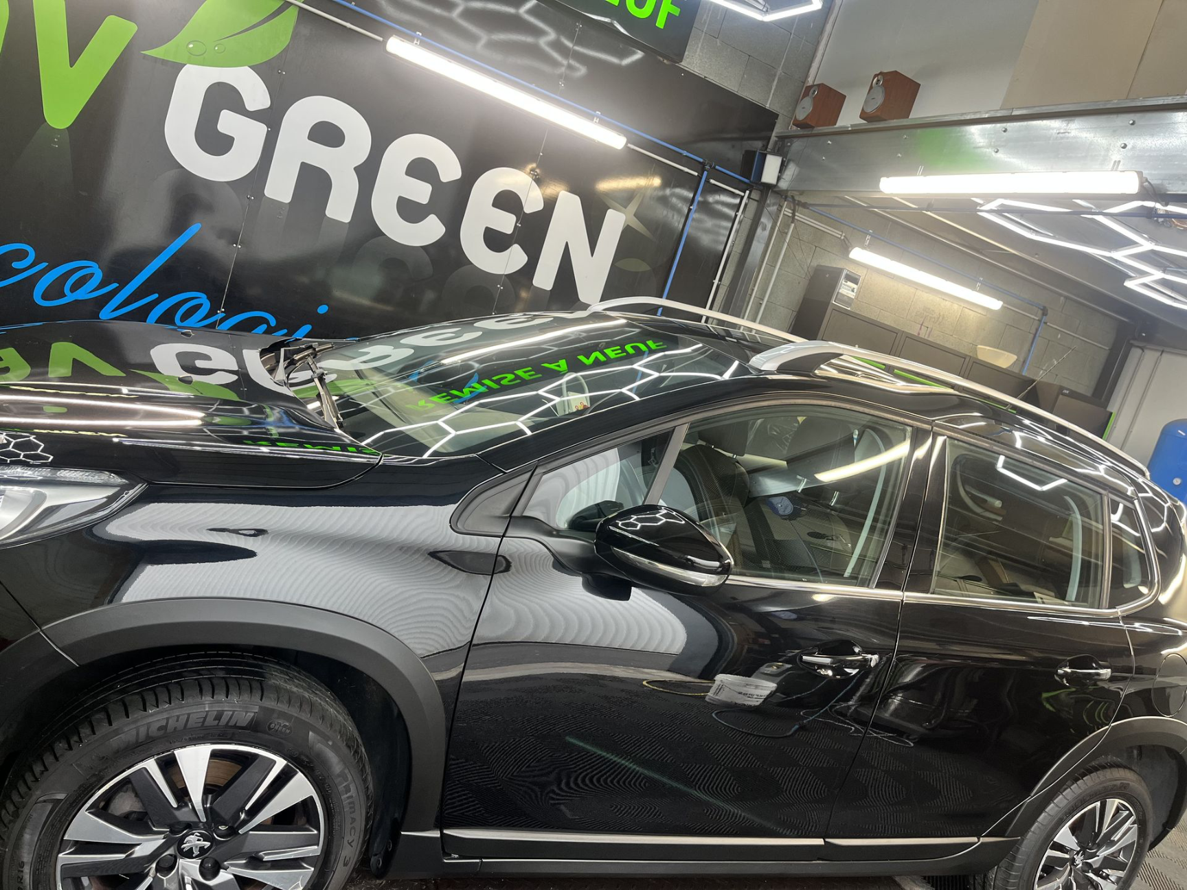 Résultat avant-après d'un nettoyage de carrosserie chez AutoLavGreen à Saint-Herblain près de Nantes : saletés éliminées, surface nettoyée en profondeur et peinture visiblement plus propre et brillante.