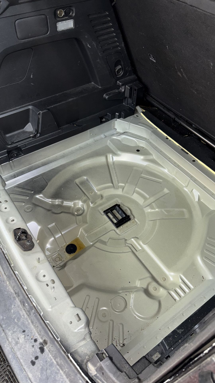 Fond de coffre du Peugeot 3008 après démontage pour retrait d'huile lavage auto