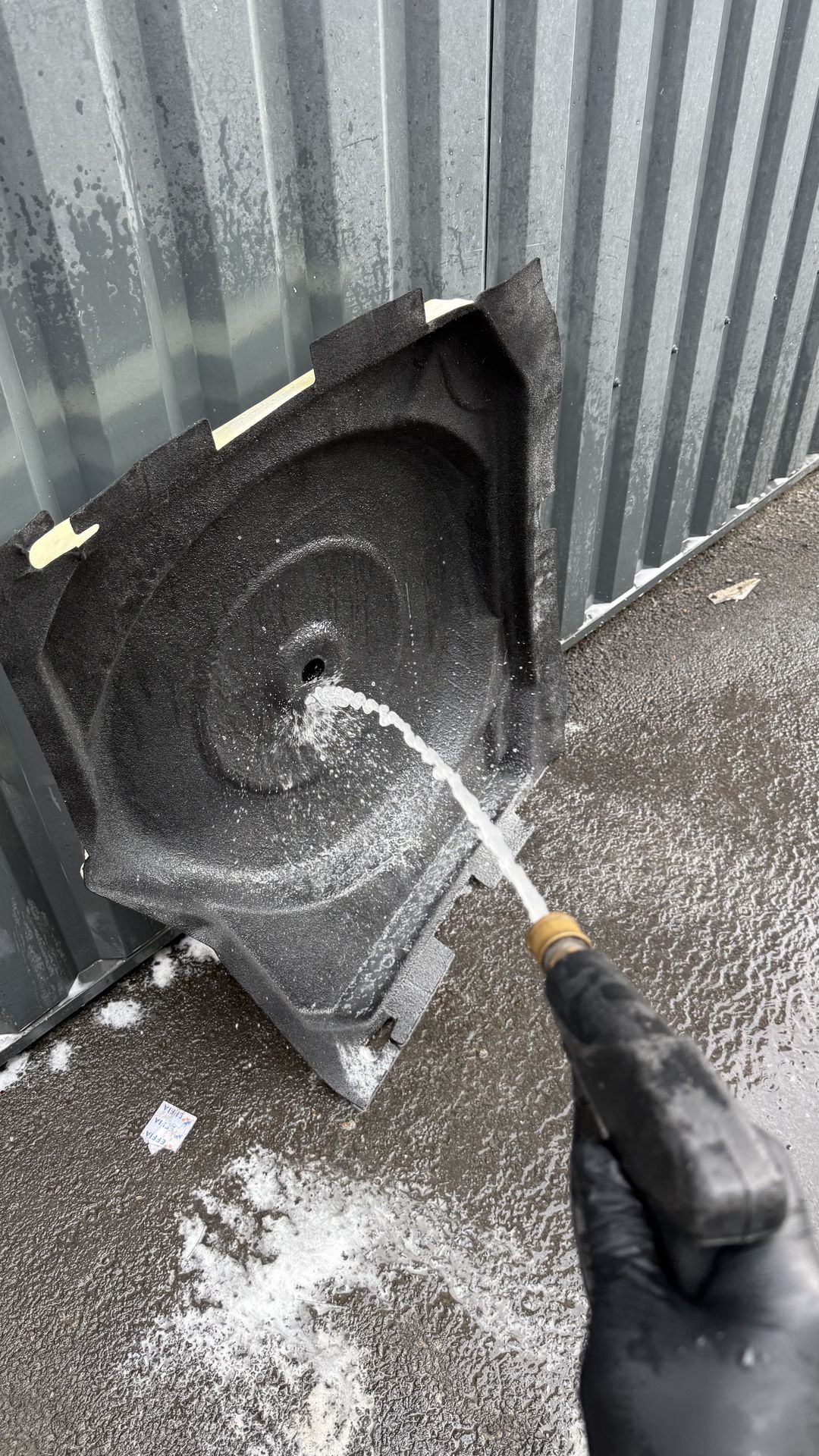 Rinçage d’une garniture démontée après son nettoyage en profondeur à nantes.