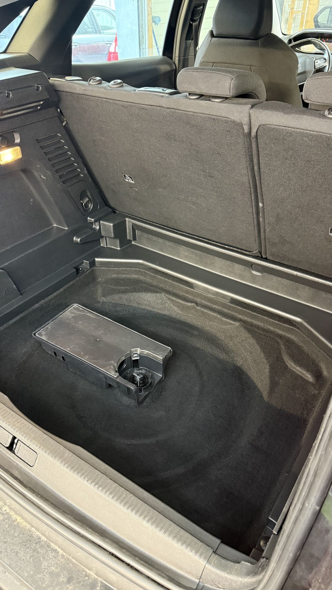 Coffre du Peugeot 3008 après traitement des éléments contaminés, nettoyage des parties cachées et remontage.