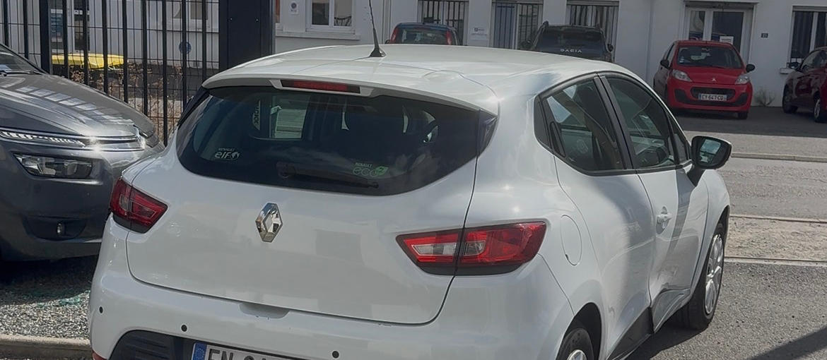 Clio aprés déstickage complet à nantes et lavage auto à st herblain